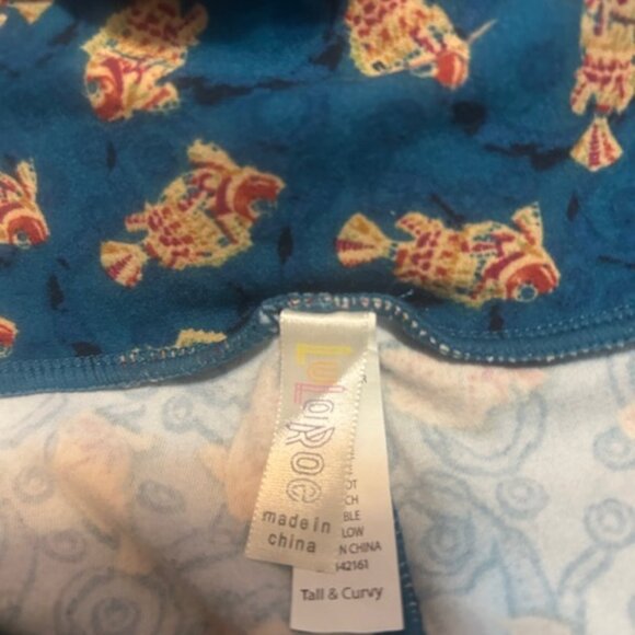 LuLaRoe Blue/Green background fish pattern leggings Tall and Curvy - Picture 4 of 5